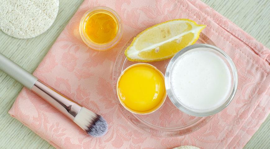 Домашние маски с лимоном. Йогурт для желток. Маска для лица сметана лимон яйцо. Желтая яичная маска в тюбике. Овсянка мед лимонный сок от нежелательных волос.