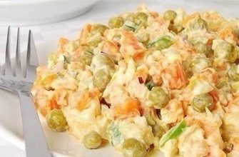 Салат из куриного мяса с морковью и зеленым горошком