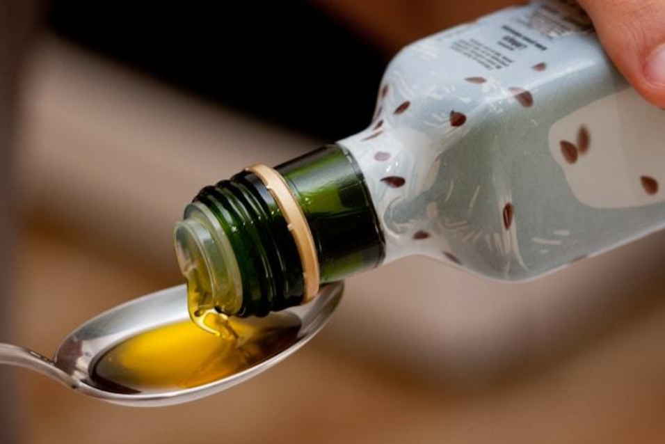 Ложка льняного масла целебнее дорогого лекарства: 5 ценных рецептов применения
