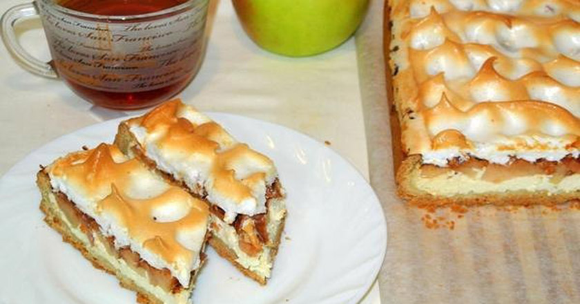 Один из самых простых и изысканных десертов для праздника — немецкий яблочный пирог. Проверенный рецепт.