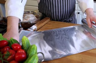 Какой стороной фольги запекать в духовке мясо и рыбу — матовой или блестящей? Кулинарные советы и 2 вкусных рецепта запеченных блюд
