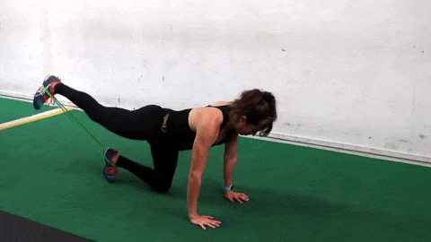 25 упражнений с фитнес-резинкой заменят занятие в спортзале