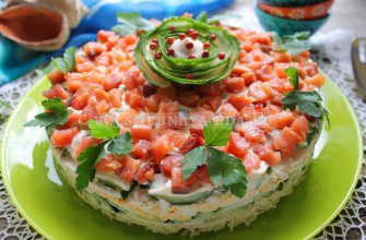 САЛАТ С КРАСНОЙ РЫБОЙ И ПЛАВЛЕНЫМИ СЫРКАМИ
