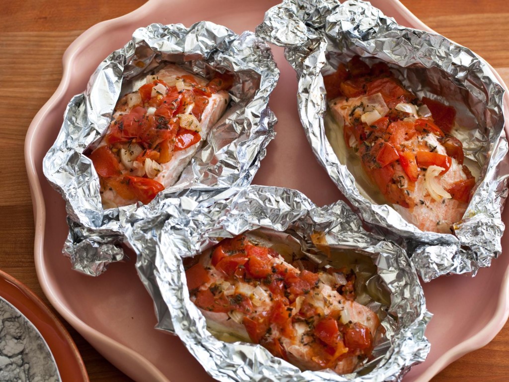 Какой стороной фольги запекать в духовке мясо и рыбу — матовой или блестящей? Кулинарные советы и 2 вкусных рецепта запеченных блюд