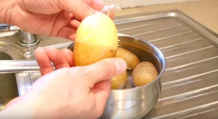 Лайфхак на все времена: чистим картофель народным способом