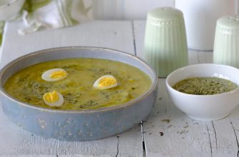 Холодный суп из щавеля с перепелиными яйцами