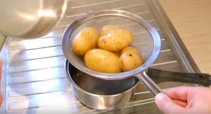 Лайфхак на все времена: чистим картофель народным способом