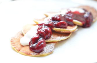 КУКУРУЗНЫЕ БЛИНЧИКИ НА ЙОГУРТЕ СО СМЕТАНОЙ И ВИШНЕВЫМ СОУСОМ