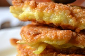 ЛУКОВЫЕ ОЛАДЬИ С МОРКОВНЫМ СОУСОМ