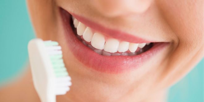 По карману каждому: 10 способов отбелить зубы в домашних условиях