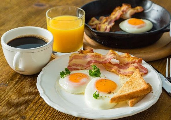 К чему приводит отсутствие завтрака и какие продукты лучше есть с утра?