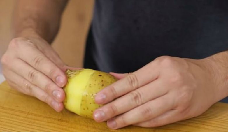Ловкость рук - и никакого мошенничества: как одним движением почистить картошку в мундире