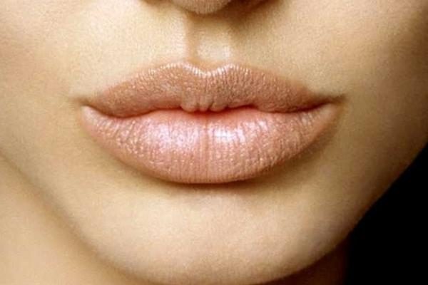 Как с помощью макияжа добавить объём губам
