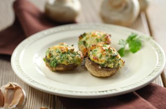 Шампиньоны, фаршированные зеленью с яйцами