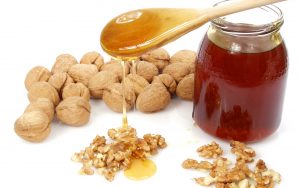 В чем состоит польза сочетания орехов с медом?
