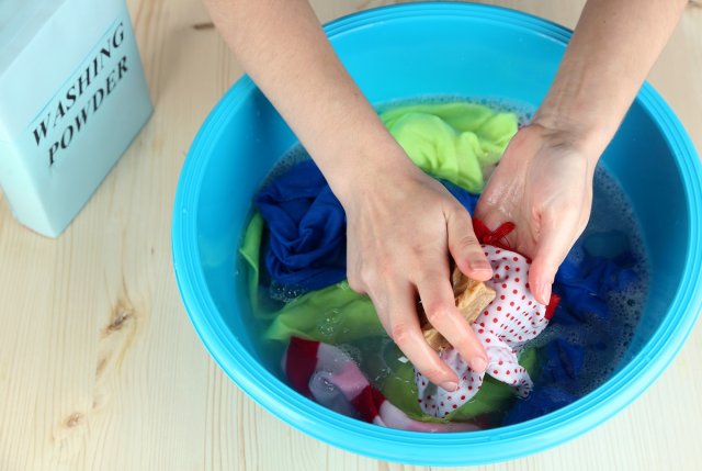 6 действенных способов отмыть руки и ноги после работы на даче