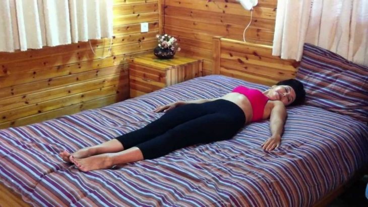 Гимнастика на кровати для похудения