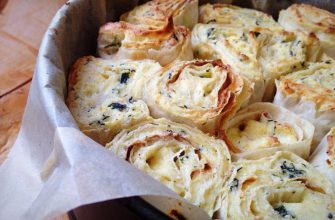 Слоёный пирог из лаваша с творогом, сыром и зеленью.
