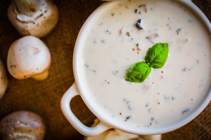 Вся Европа без ума от ласкового грибного крем-супа со сливками. Отменный грибной крем-суп со сливками с ярко выраженным ароматом и нежной текстурой.