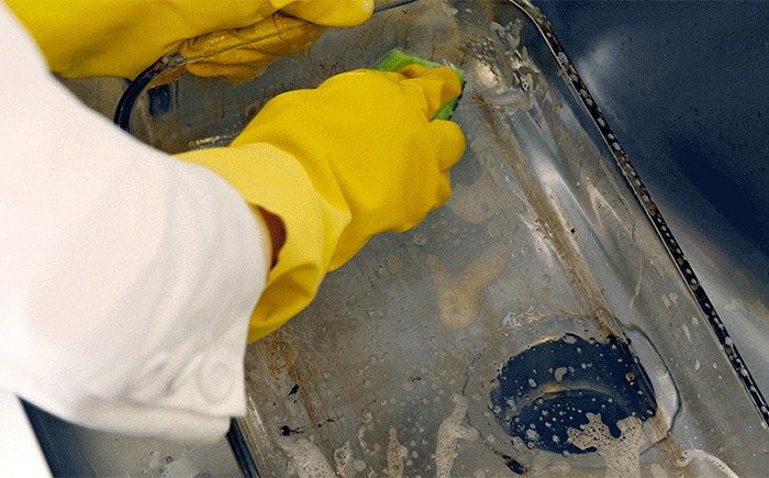 Как очистить загрязнившиеся противень и посуду