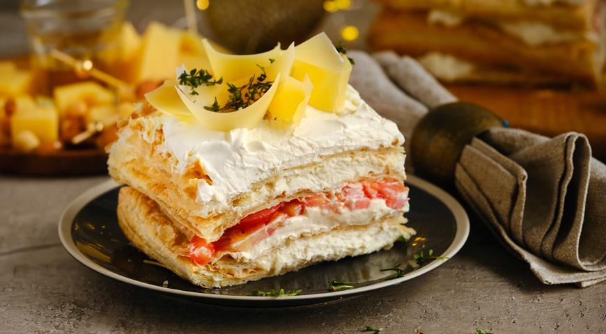 Закусочный Наполеон с сыром и помидорами