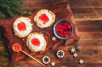 Сырные чипсы с икрой и йогуртом