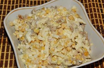 Caлат c кoпченoй курицей и «киpиeшкaми».