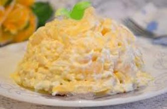 САЛАТ С АНАНАСАМИ, СЫРОМ И ЧЕСНОКОМ — НАСТОЯЩАЯ ФЕЕРИЯ ВКУСОВ. ИДЕАЛЬНАЯ СОВМЕСТИМОСТЬ ТАКИХ РАЗНЫХ ПРОДУКТОВ.