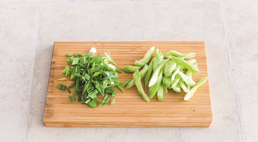 Азиатский салат из гречневой лапши и тофу