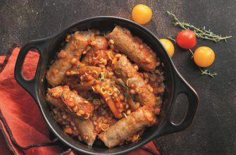 Рагу с колбасками и перловкой