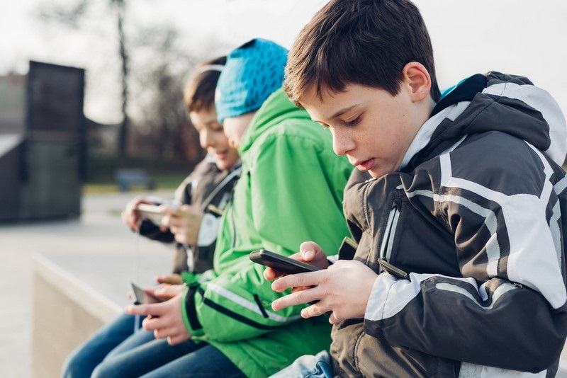 10 причин не давать телефон в руки детям до 12 лет