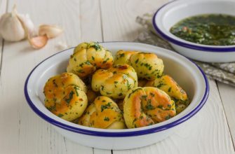 Узелки на сковородке с травами и чесноком