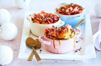 Сырный хлебный пудинг с беконом и луком
