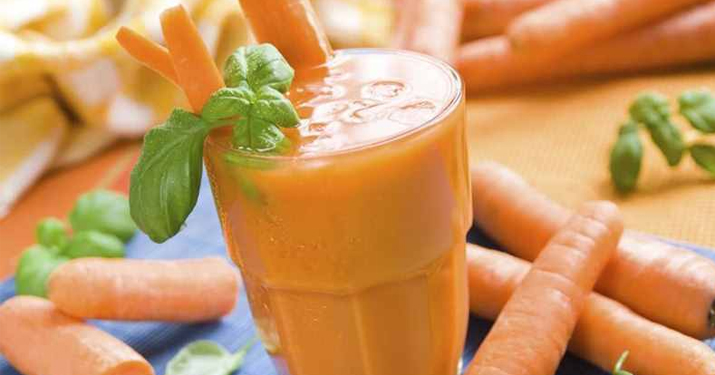 Почему вы должны пить этот свежий имбирно-морковный сок