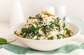 Рис со шпинатом и изюмом