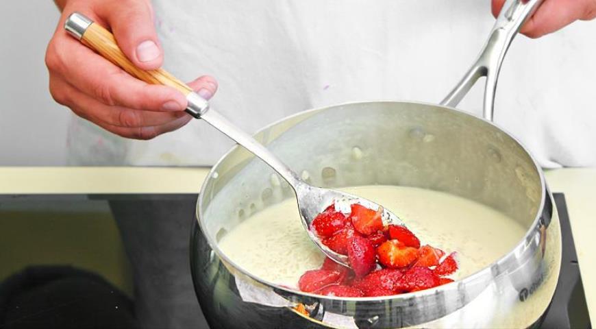 КОКОСОВАЯ РИСОВАЯ КАША С КЛУБНИКОЙ