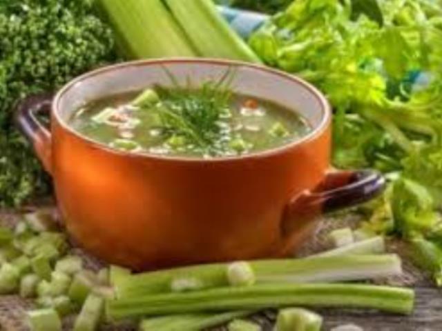 Очень легкий, низкокалорийный, витаминный суп из сельдерея отлично помогает похудеть.