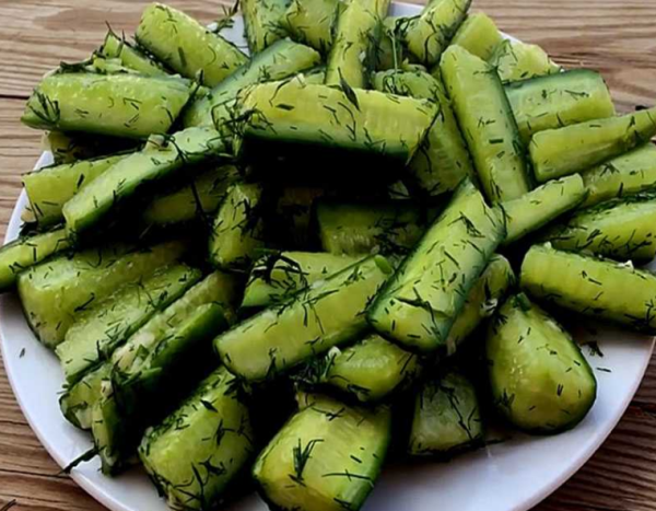 Весь сезон, не первый год готовлю на ужин быстрые и вкусные огурцы Весь сезон, не первый год готовлю на ужин быстрые и вкусные огурцы