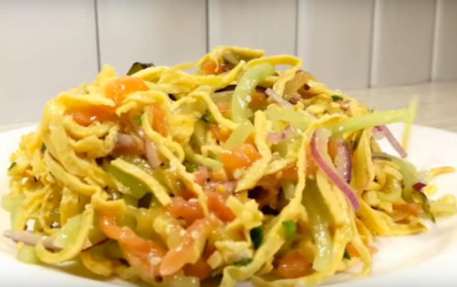 Изысканный салат «Легкий» без майонеза, который придется вам по вкусу!