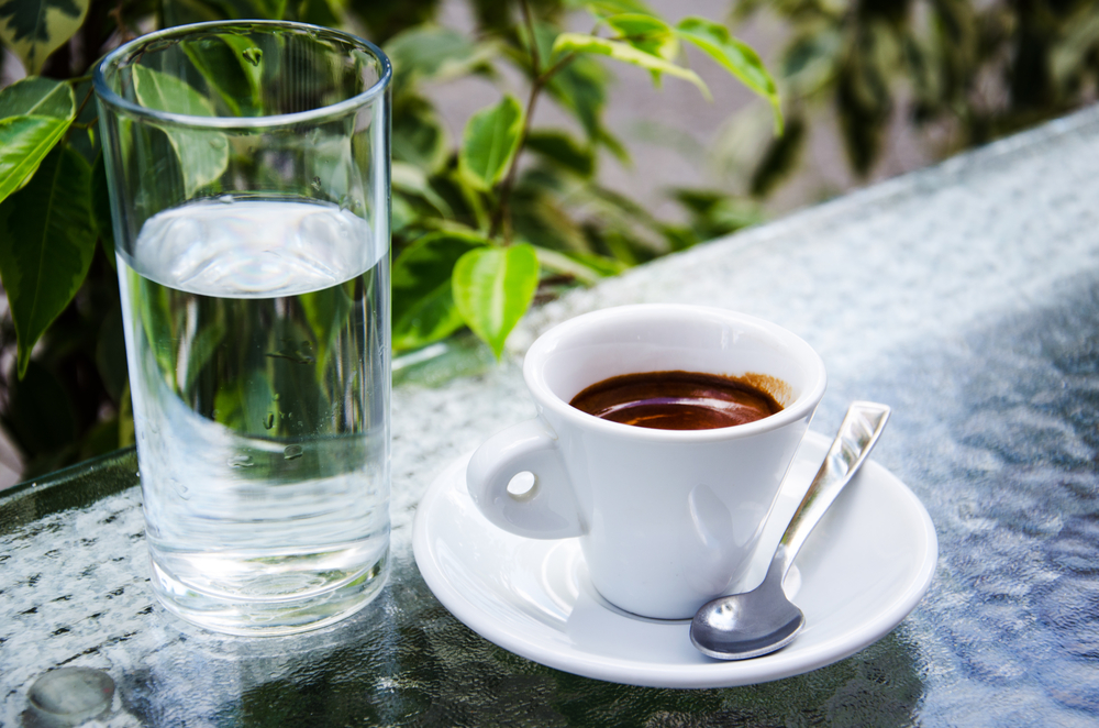 Почему кофе обязательно надо запивать водой