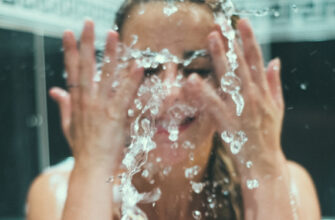 Почему не стоит ежедневно принимать душ