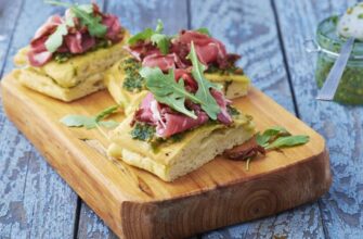 Сэндвич из домашней фокаччи с ветчиной