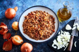 Гречневая каша с бараньими шкварками и луком