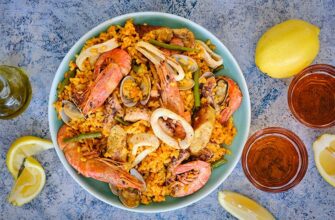 Паэлья с морепродуктами, фасолью и колбасками