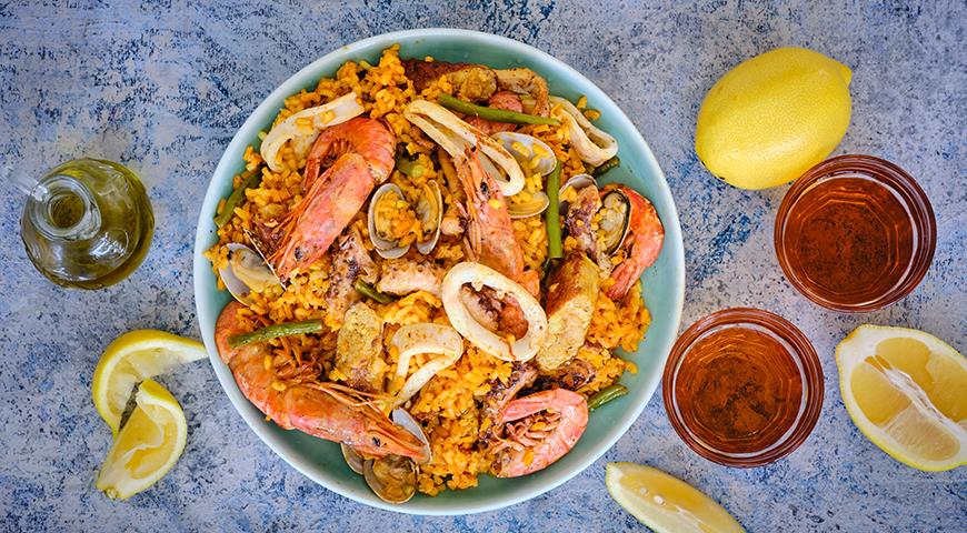Паэлья с морепродуктами, фасолью и колбасками Паэлья с морепродуктами, фасолью и колбасками