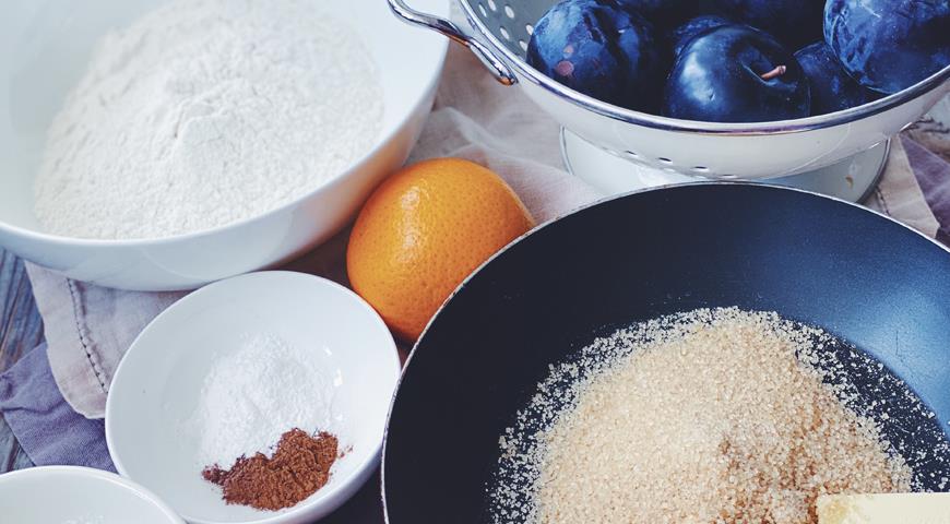 Пирог-перевертыш со сливами и карамелью, от которого невозможно отказаться