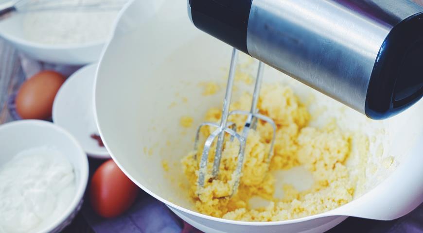 Пирог-перевертыш со сливами и карамелью, от которого невозможно отказаться