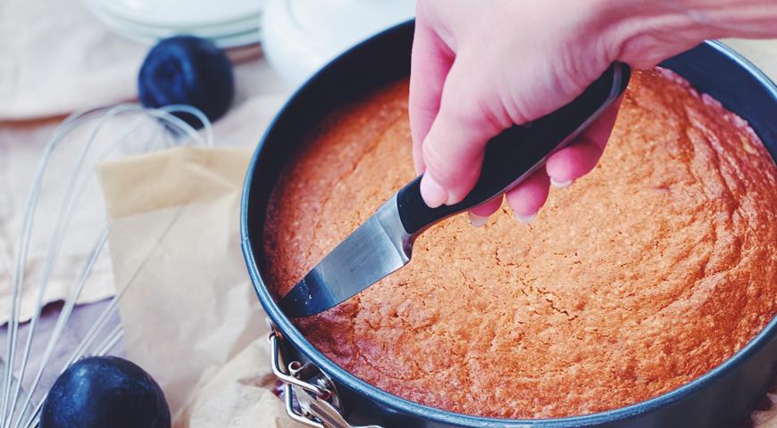 Пирог-перевертыш со сливами и карамелью, от которого невозможно отказаться