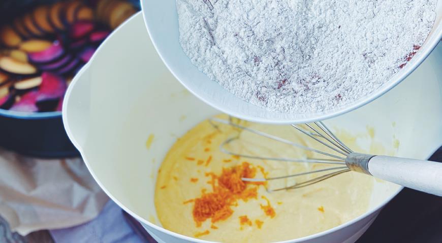 Пирог-перевертыш со сливами и карамелью, от которого невозможно отказаться