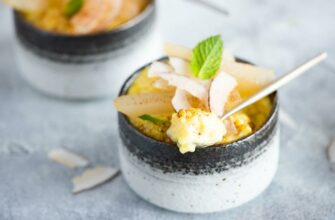 Кокосовый рисовый пудинг с грушей